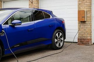 Automobilky volají po řešení: Elektrická auta se neprodávají a CO2 je problém